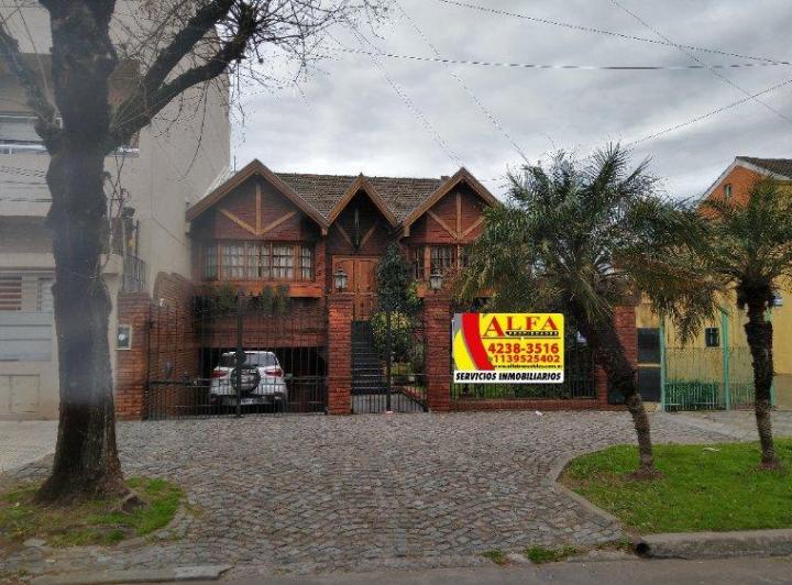 Casa · 350m² · 4 Dormitorios · 3 Cocheras