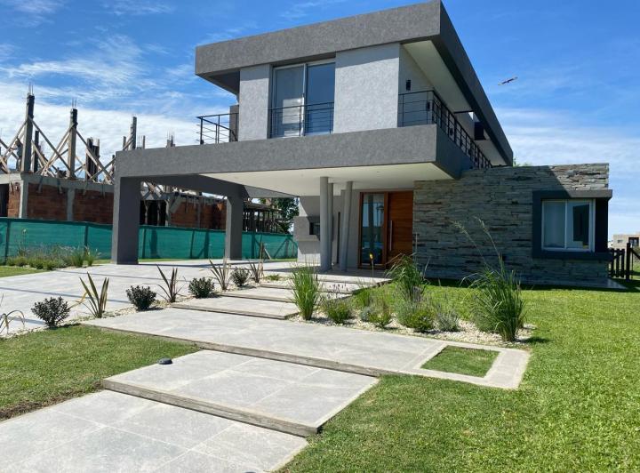 Casa · 300m² · 5 Ambientes · 2 Cocheras