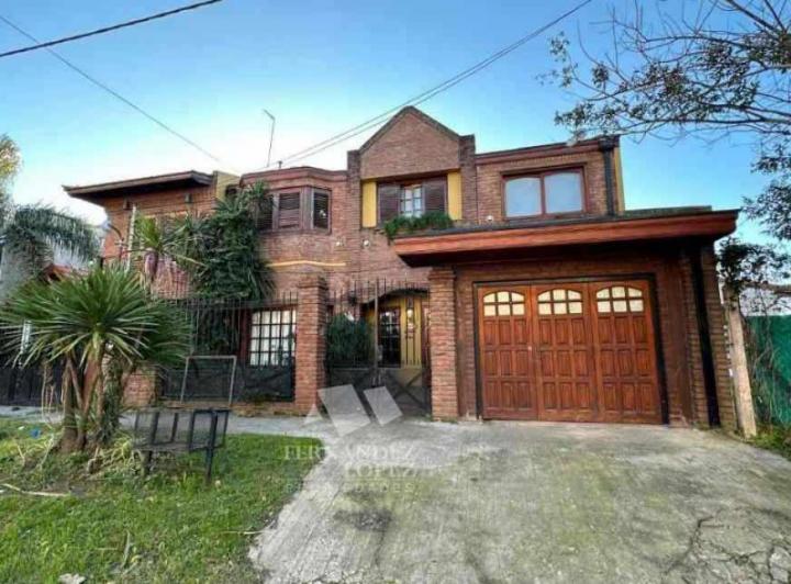 Casa · 234m² · 5 Ambientes · 1 Cochera