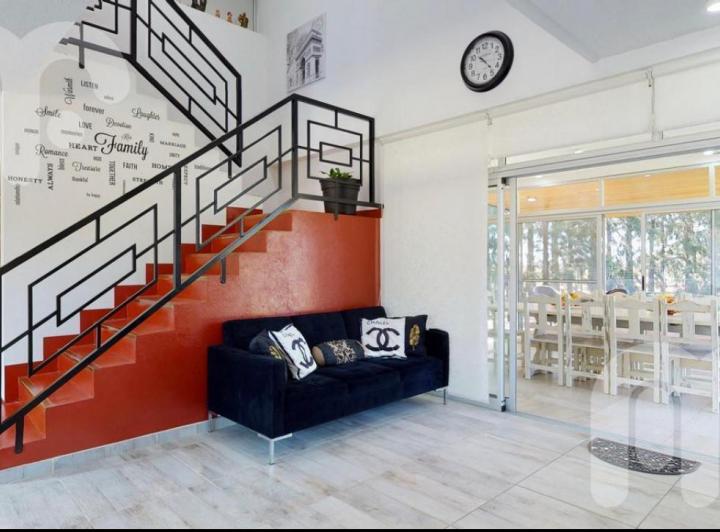 Casa · 300m² · 6 Ambientes · 10 Cocheras