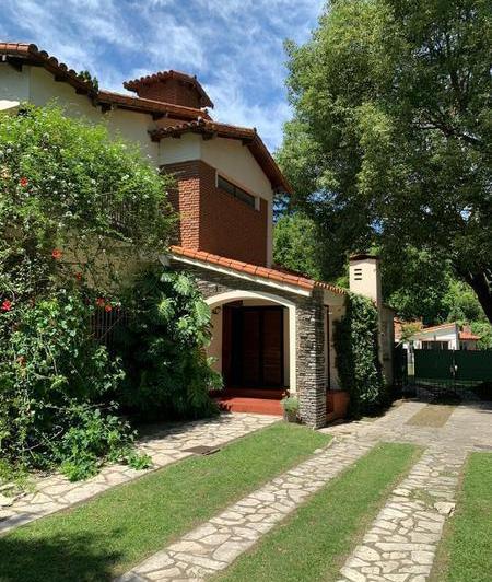 Casa · 240m² · 6 Ambientes · 2 Cocheras