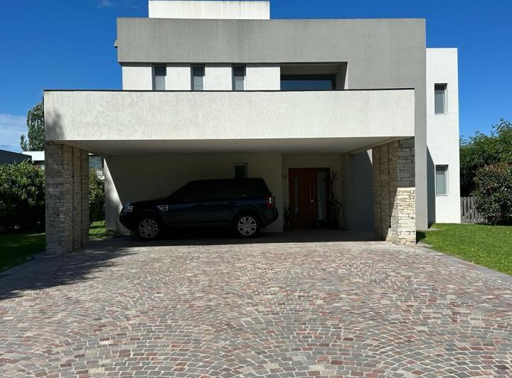 Casa · 220m² · 6 Ambientes