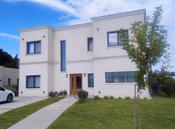 Casa · 250m² · 6 Ambientes · 3 Cocheras