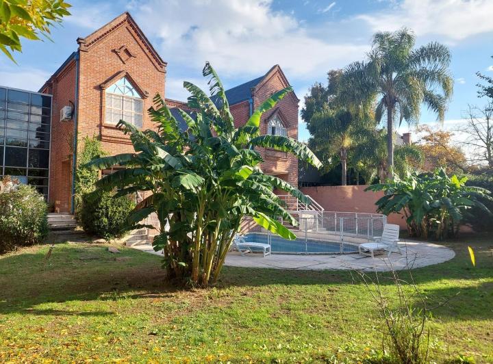 Casa · 800m² · 6 Ambientes · 4 Cocheras