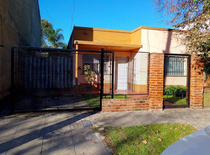 Casa · 1m² · 5 Ambientes · 2 Cocheras