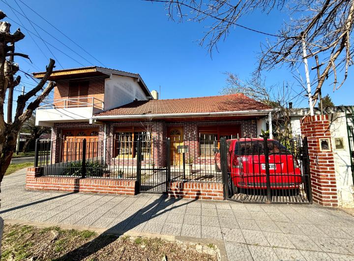 Casa · 250m² · 5 Ambientes · 2 Cocheras