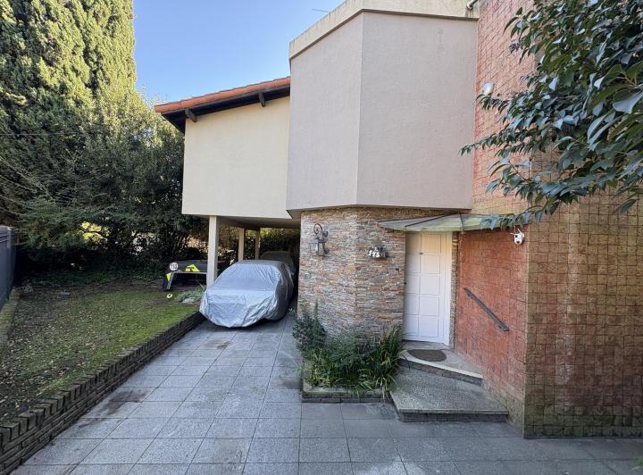 Casa · 5 Ambientes · 1 Cochera