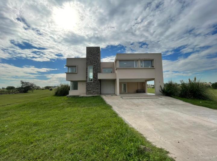 Casa · 1100m² · 8 Ambientes · 2 Cocheras