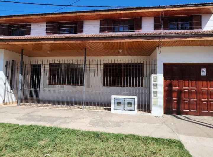 Casa · 240m² · 6 Ambientes · 3 Cocheras