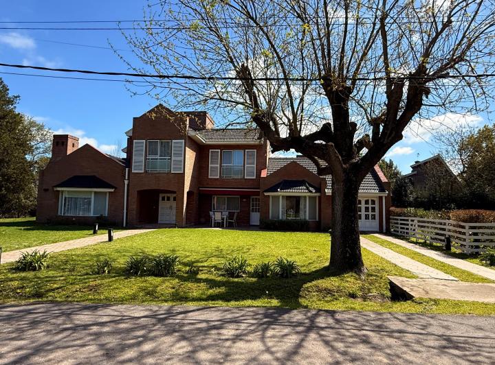 Casa · 430m² · 6 Ambientes · 3 Cocheras