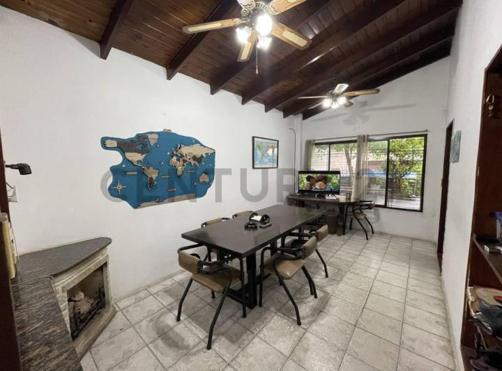 Casa · 217m² · 5 Ambientes · 2 Cocheras
