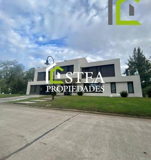 Casa · 300m² · 5 Ambientes · 3 Cocheras