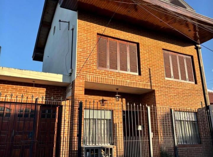 Casa · 120m² · 5 Ambientes · 2 Cocheras