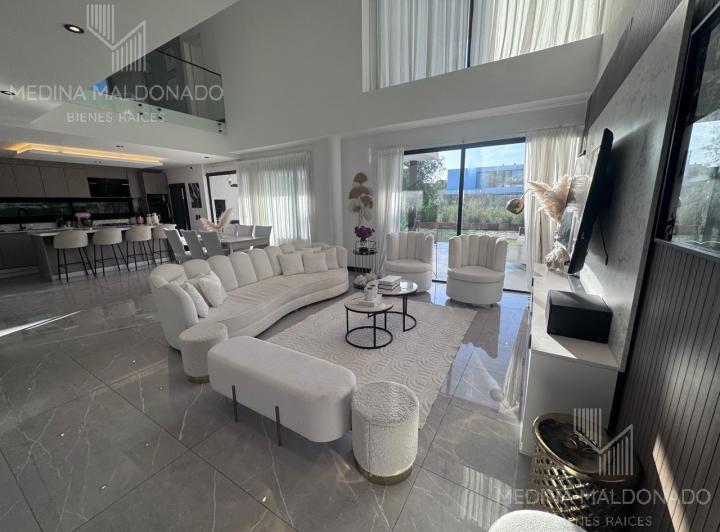 Casa · 290m² · 5 Ambientes · 2 Cocheras
