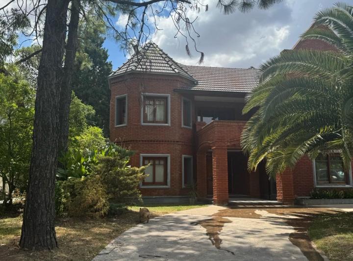 Casa · 270m² · 7 Ambientes · 6 Cocheras