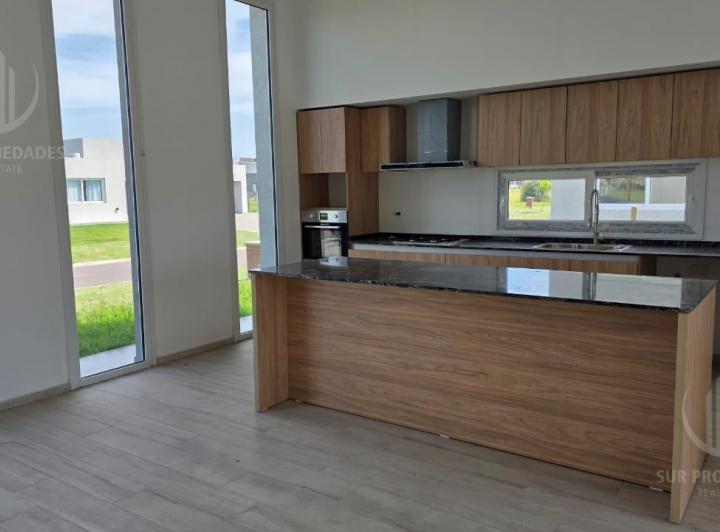 Casa · 143m² · 5 Ambientes · 2 Cocheras