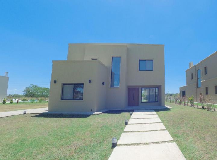 Casa · 270m² · 6 Ambientes