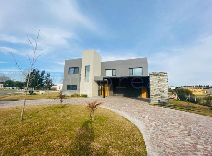 Casa · 380m² · 7 Ambientes