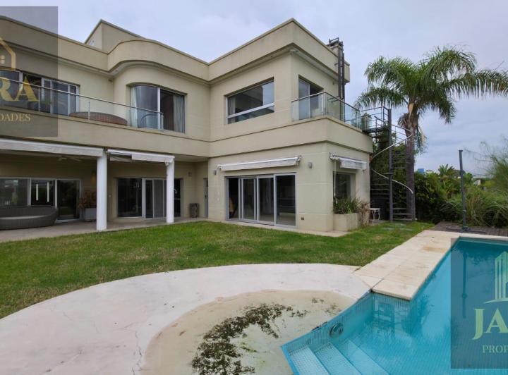 Casa · 400m² · 6 Ambientes · 2 Cocheras