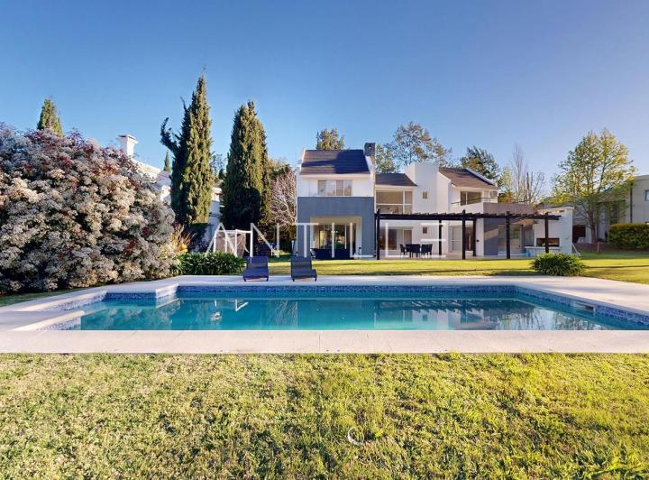Casa · 207m² · 5 Ambientes · 1 Cochera