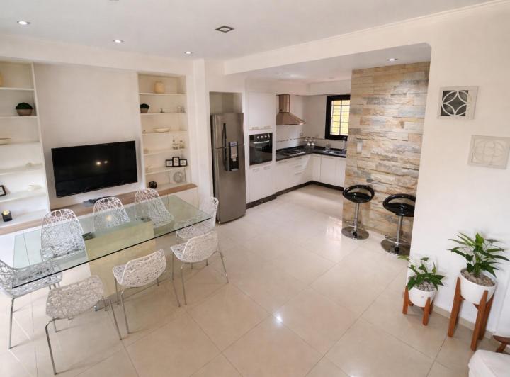 Casa · 83m² · 6 Ambientes · 3 Cocheras