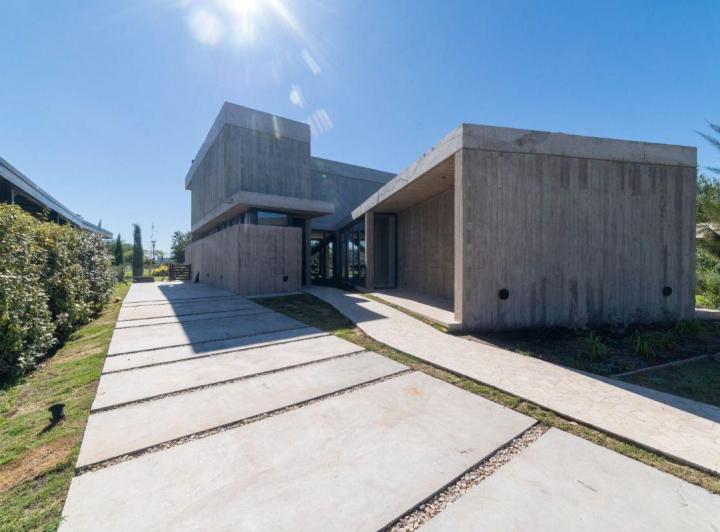Casa · 330m² · 8 Ambientes · 1 Cochera