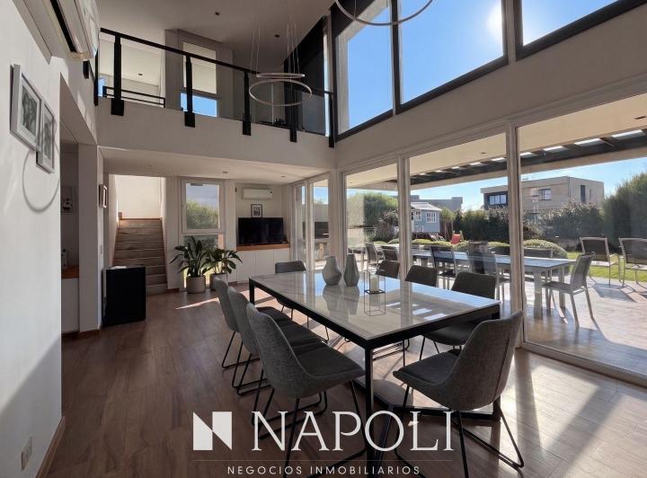 Casa · 254m² · 6 Ambientes · 2 Cocheras