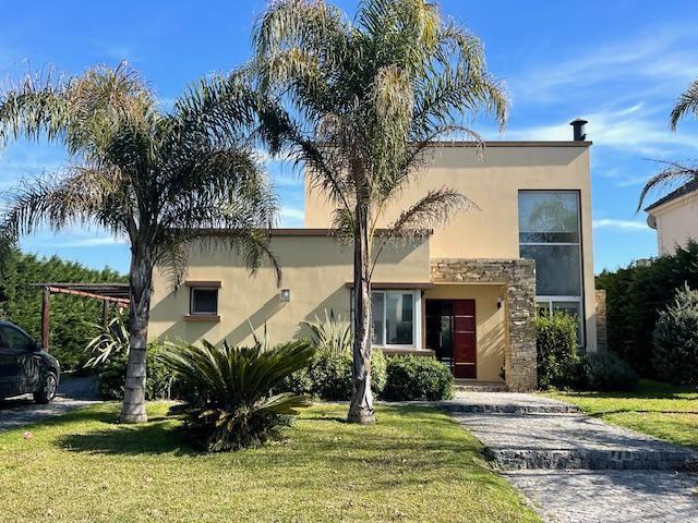Casa · 226m² · 5 Ambientes · 2 Cocheras