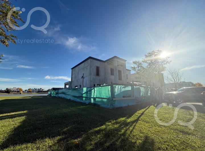 Casa · 300m² · 5 Ambientes · 2 Cocheras