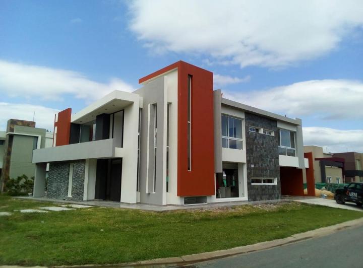 Casa · 698m² · 6 Ambientes · 2 Cocheras