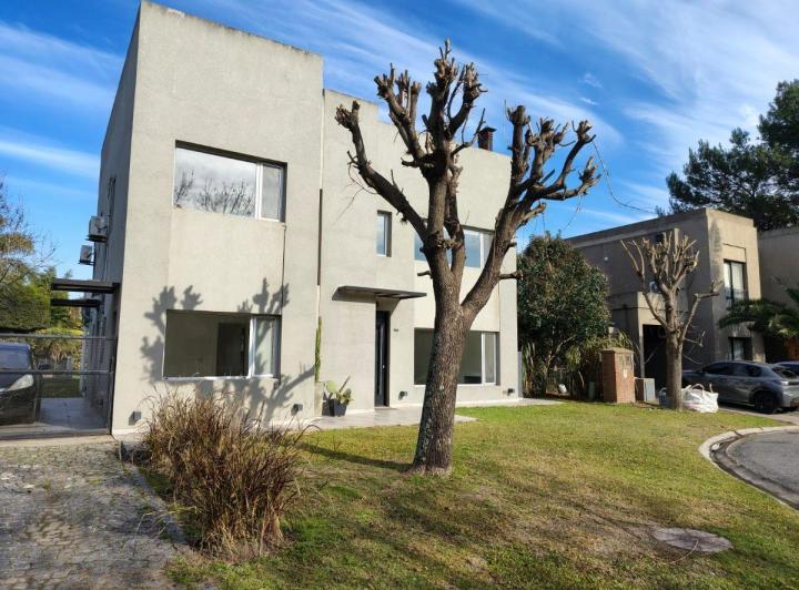 Casa · 230m² · 5 Ambientes · 3 Cocheras