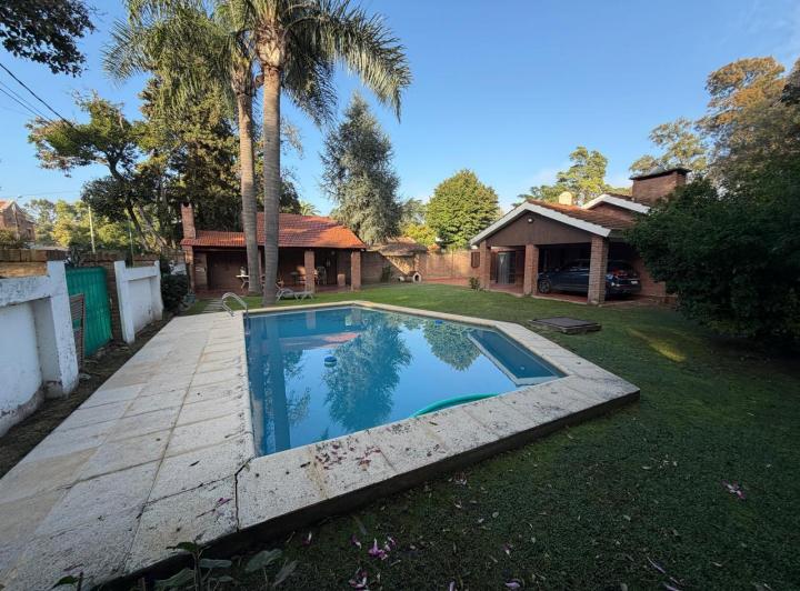 Casa · 210m² · 6 Ambientes · 4 Cocheras