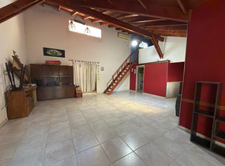 Casa · 275m² · 5 Dormitorios · 5 Cocheras