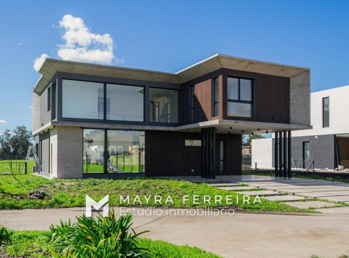Casa · 250m² · 5 Ambientes · 2 Cocheras