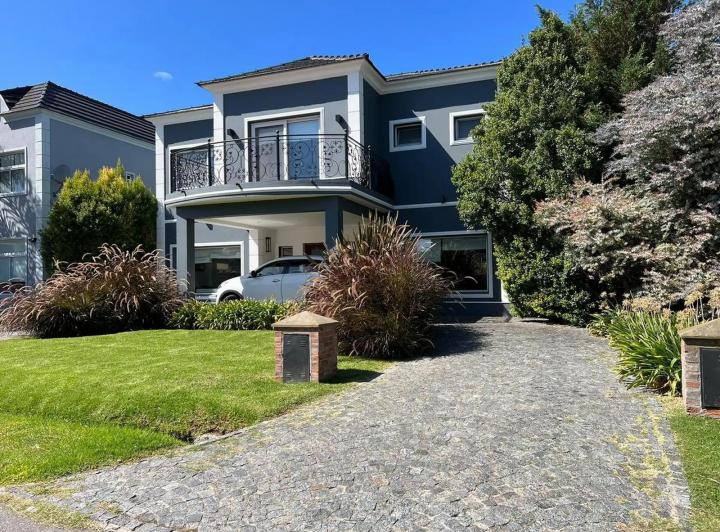 Casa · 250m² · 5 Ambientes · 1 Cochera