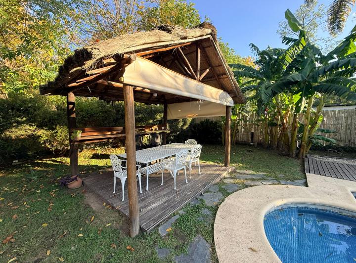 Casa · 350m² · 8 Ambientes · 1 Cochera