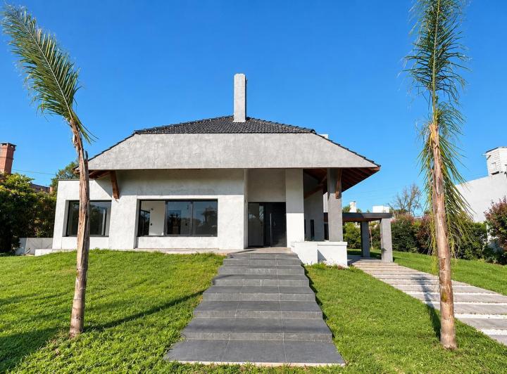 Casa · 350m² · 6 Ambientes · 3 Cocheras