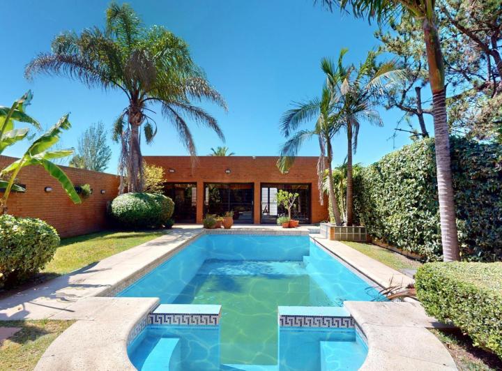 Casa · 500m² · 5 Dormitorios · 2 Cocheras