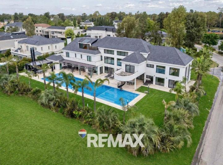 Casa · 1200m² · 8 Ambientes · 6 Cocheras