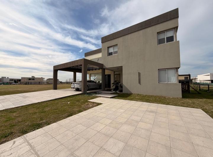 Casa · 330m² · 6 Ambientes · 7 Cocheras