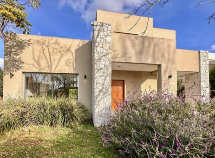 Casa · 260m² · 5 Ambientes · 1 Cochera