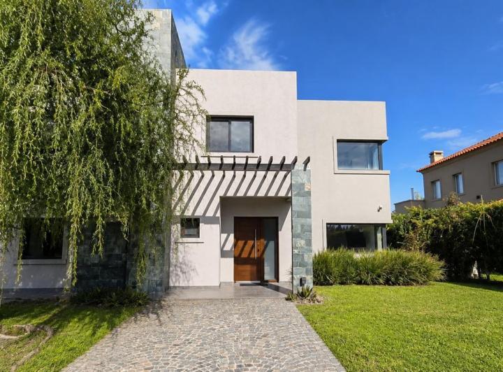 Casa · 214m² · 6 Ambientes · 8 Cocheras