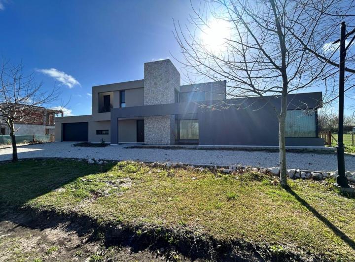 Casa · 314m² · 6 Ambientes · 6 Cocheras