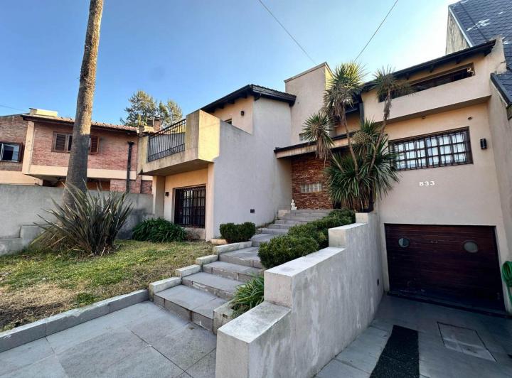 Casa · 250m² · 5 Ambientes · 1 Cochera