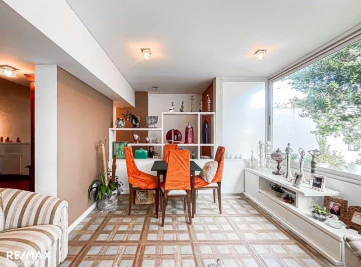 Casa · 250m² · 6 Ambientes · 2 Cocheras