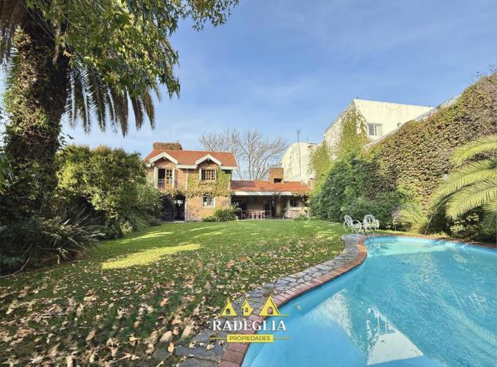 Casa · 231m² · 5 Ambientes · 2 Cocheras