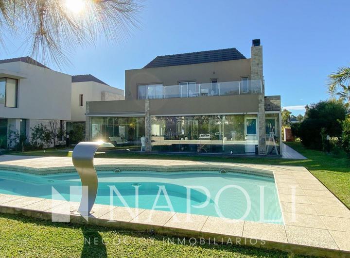 Casa · 313m² · 7 Ambientes · 1 Cochera