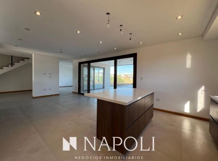 Casa · 250m² · 6 Ambientes · 2 Cocheras