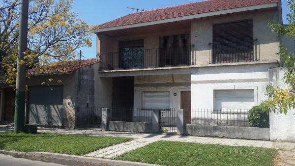 Casa · 219m² · 7 Ambientes · 2 Cocheras