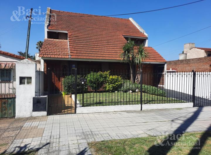 Casa · 230m² · 7 Ambientes · 2 Cocheras